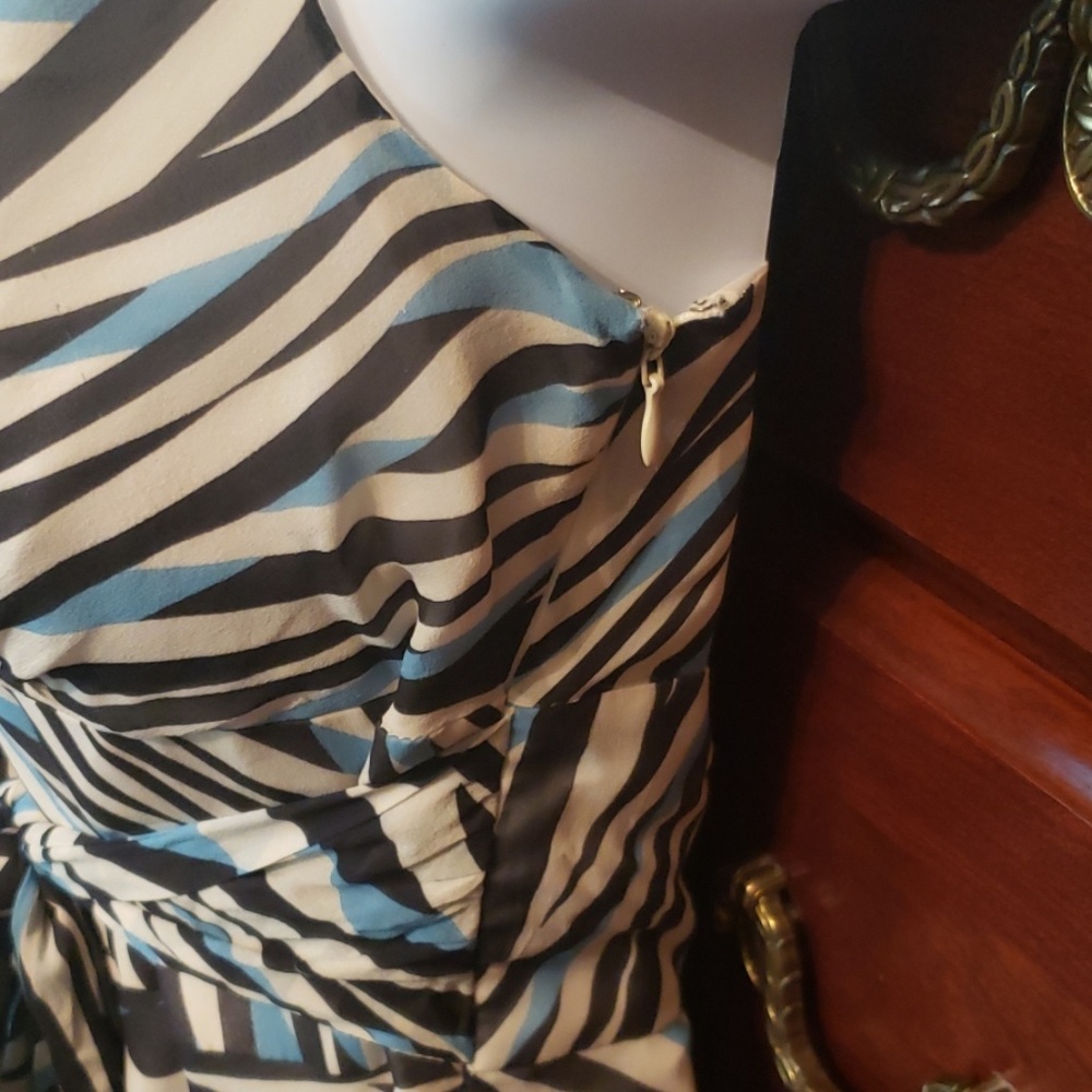 Gorgeous flowy Dress! - Picture 4 of 6